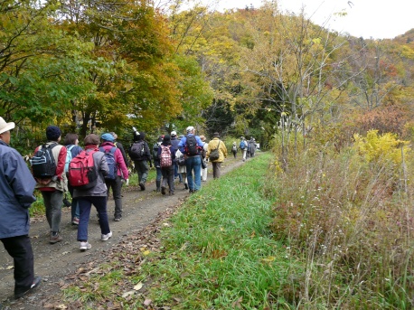 百松沢探鳥会（秋の野山を歩く参加者）